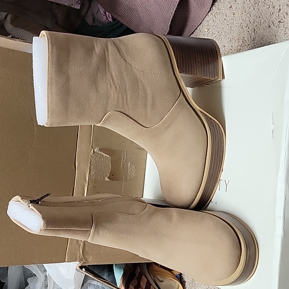 Oasis Society Boots - Picture 2 of 3